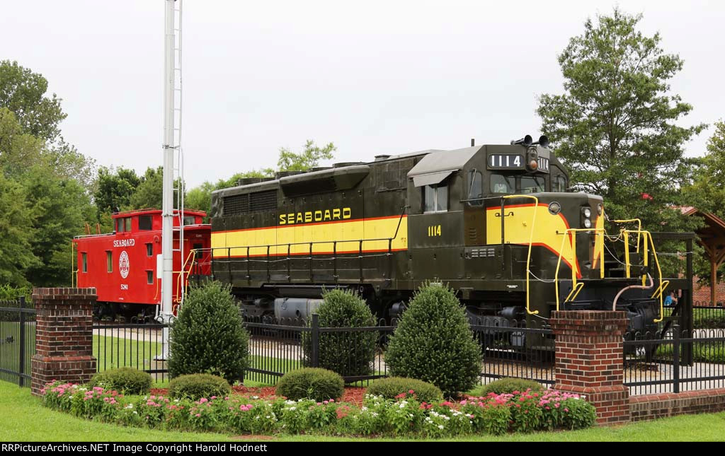 SAL 1114 & caboose on display